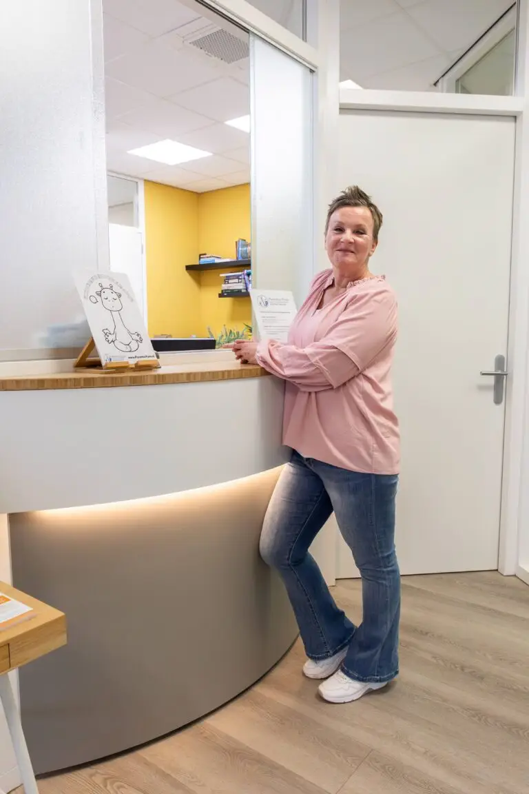 Secretaresse Sarine van Parentus Fysio Zoetermeer aan de balie